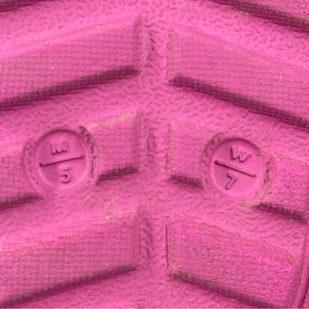 👞 Crocs Unisex Adults Classic Fuchsia Faux Fur Lined Clogs Mules -Size W/7 | M/5